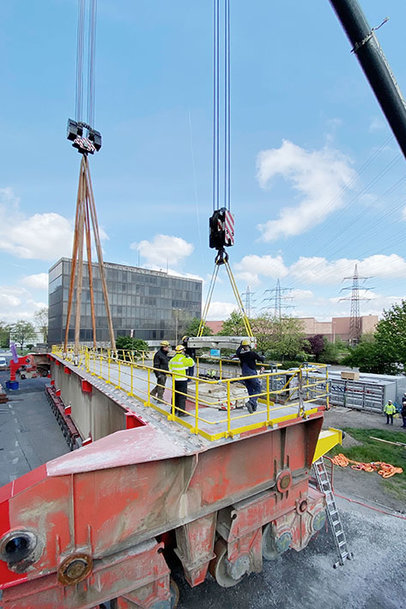 200 tonnes on the hook – MaxiKraft installs crane girder using LR 11000